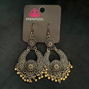 Fish hook earrings. Brass/textured.